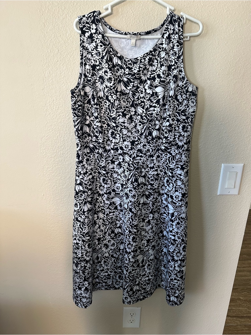 Talbots women's Sleeveless Black & White Floral A-Line Dress size 8/ NWOT 1036